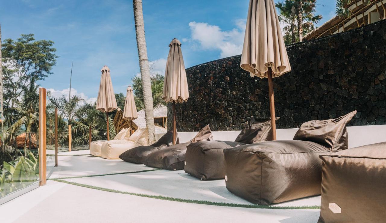 Neano Escape Ξενοδοχείο Manggis Εξωτερικό φωτογραφία Bean bag chairs at a resort in Bali, Indonesia