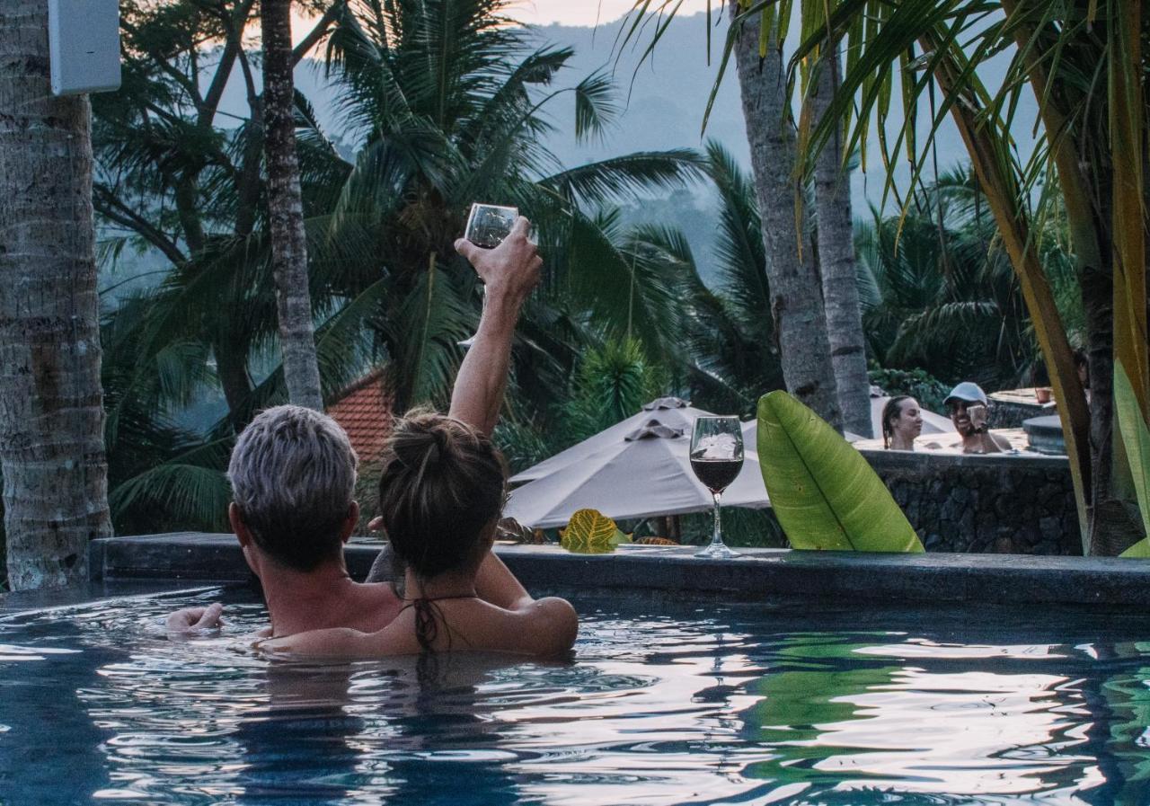 Neano Escape Ξενοδοχείο Manggis Εξωτερικό φωτογραφία A couple in a swimming pool