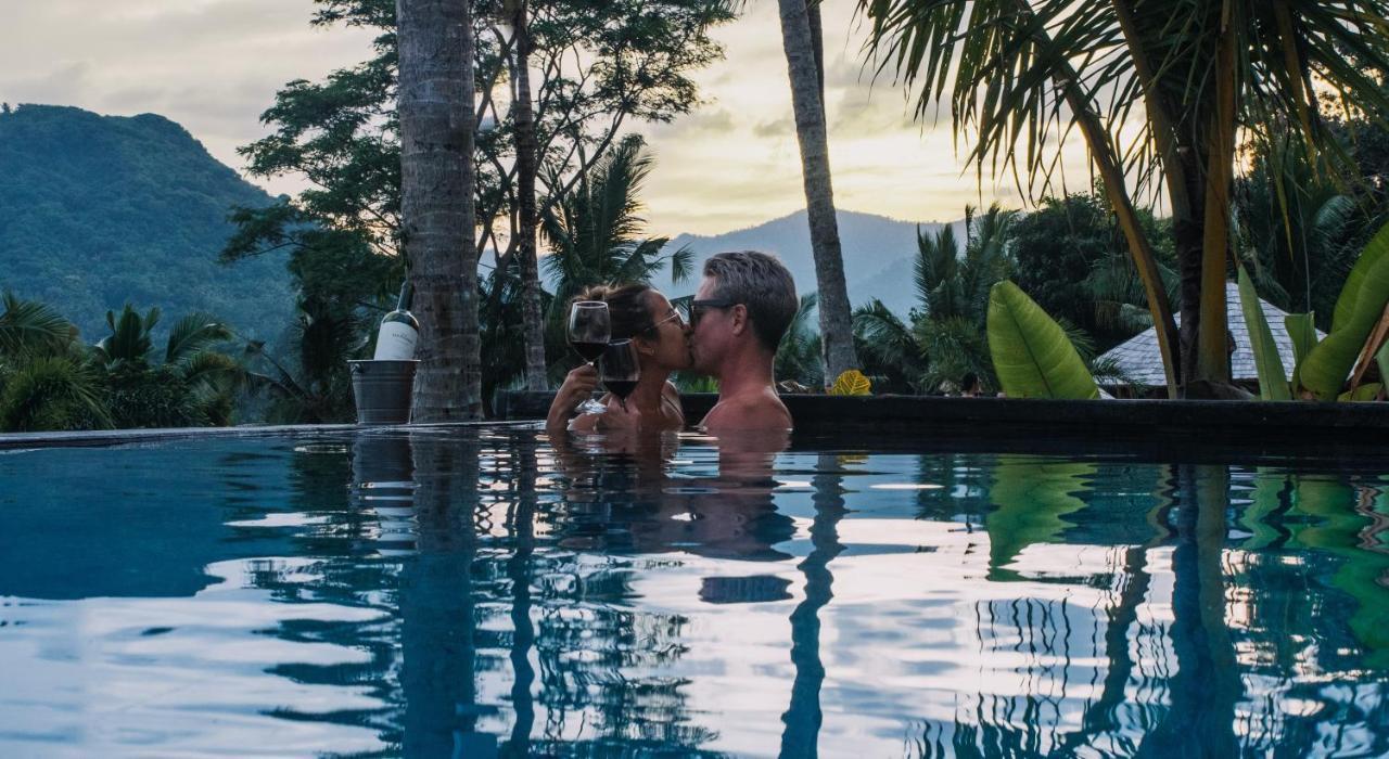 Neano Escape Ξενοδοχείο Manggis Εξωτερικό φωτογραφία A couple kissing in a swimming pool