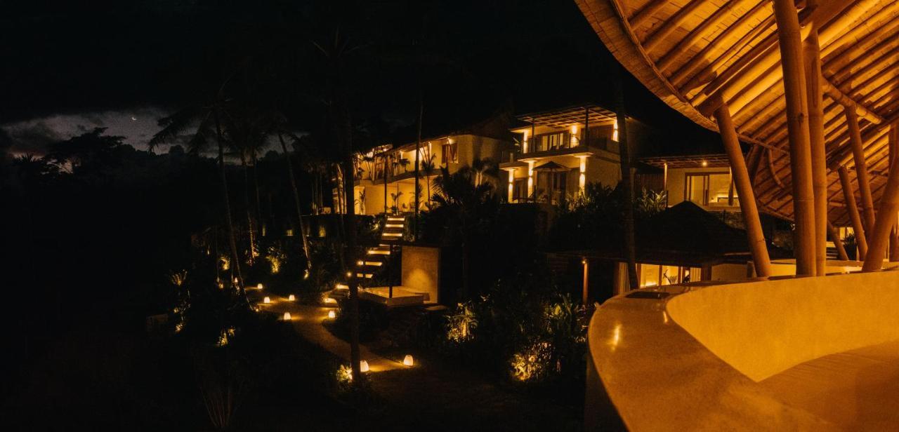 Neano Escape Ξενοδοχείο Manggis Εξωτερικό φωτογραφία The resort at night